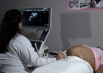 Dos mujeres que dieron a luz en el Vélez Paiz se contagiaron de COVID-19 . Foto: Canal 13
