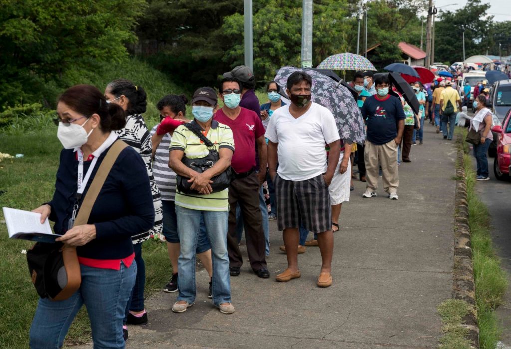 Largas filas y aglomeración en centros de vacunación contra COVID-19 en Managua. Foto: EFE.