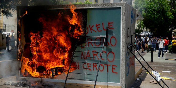Salvadoreños se toman las calles para protestar contra el Gobierno de Nayib Bukele. Foto: EFE.