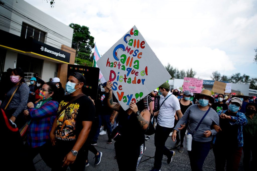 Miles de salvadoreños protestan contra Nayib Bukele, en un intento por detener la deriva autoritaria del presidente. Foto: EFE.