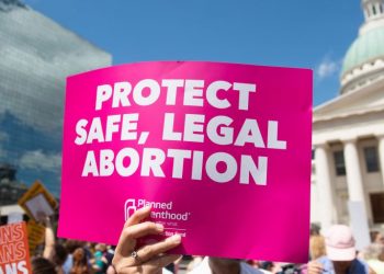 La gobernadora de Nueva York dice que el estado es "refugio seguro" para aborto