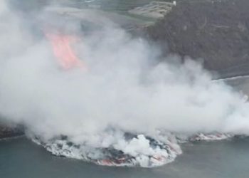 La lava gana terreno al mar en La Palma y se prevé un deterioro del aire