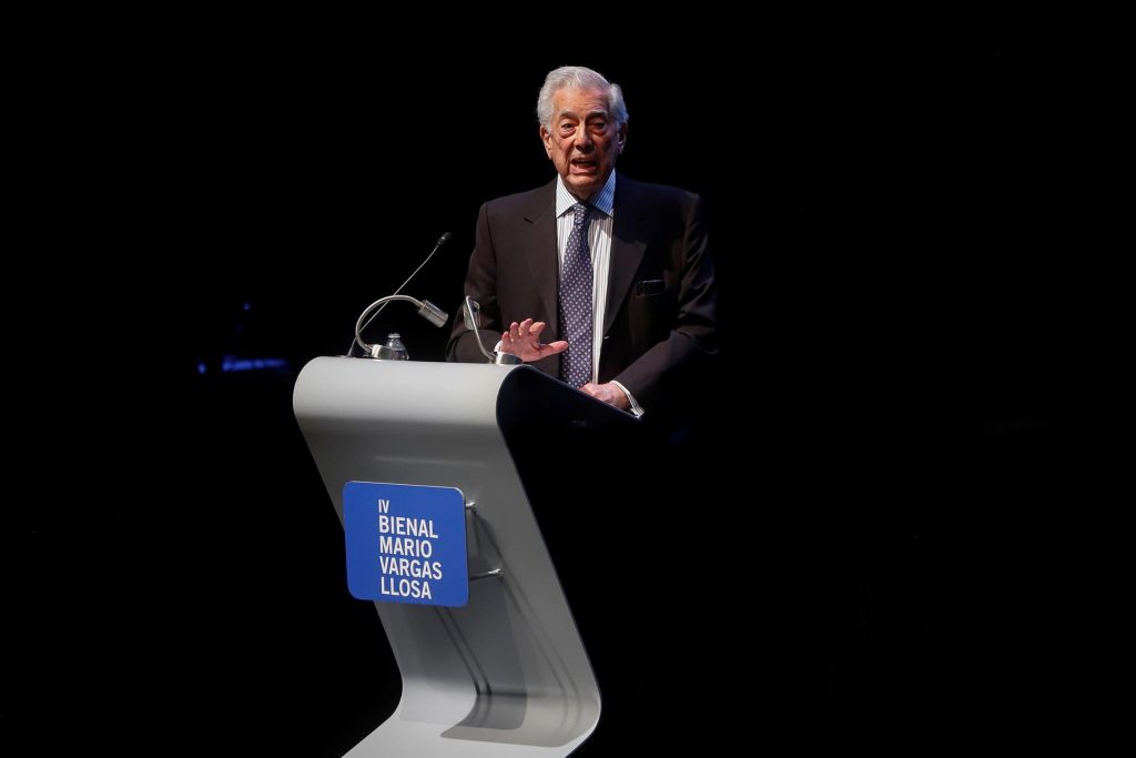 Escritor Vargas Llosa dice que la literatura es un contrapeso en países con regímenes