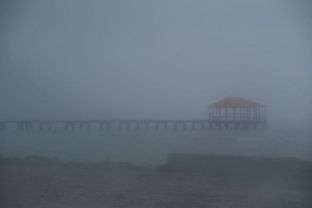 El huracán mayor Sam sigue fortaleciéndose lejos de la costa