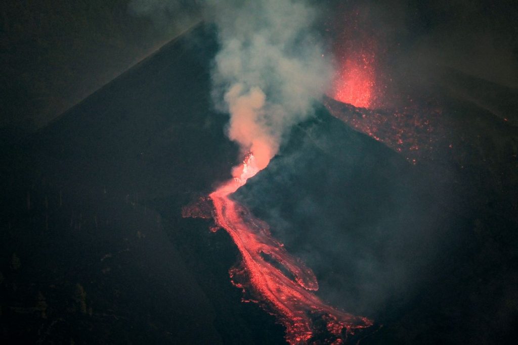 El volcán de La Palma forma otro gran río de lava tras unas horas de pausa