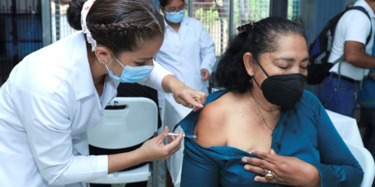OPS informó que Nicaragua tiene menos del 20% de personas completamente vacunadas. Foto: Cortesía