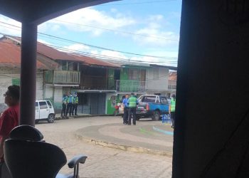 Momento que la Policía orteguista se encontraba en la casa de los opositores en San Carlos Río San Juan