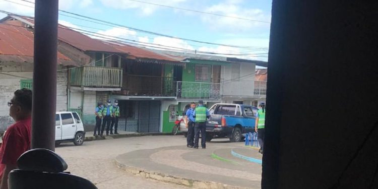Momento que la Policía orteguista se encontraba en la casa de los opositores en San Carlos Río San Juan