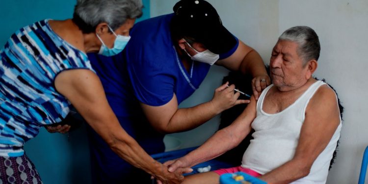 El Salvador realiza vacunación anti covid casa a casa
