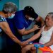 El Salvador realiza vacunación anti covid casa a casa