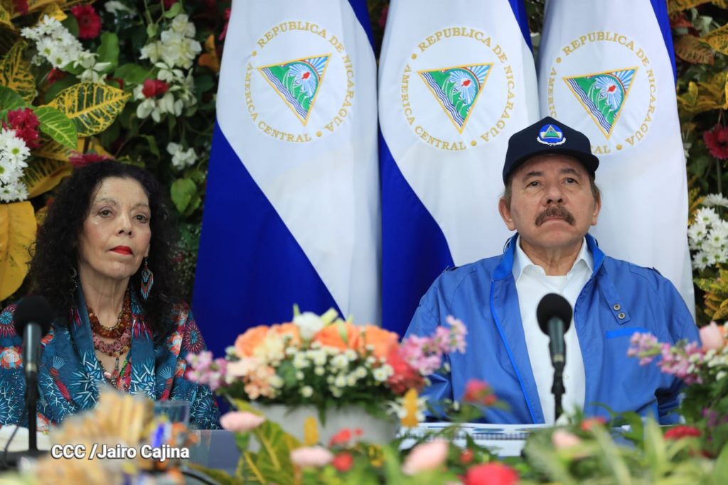 Dictador Daniel Ortega junto a su esposa y vicepresidenta Rosario Murillo. ARTÍCULO 66 / Tomada de Canal 4