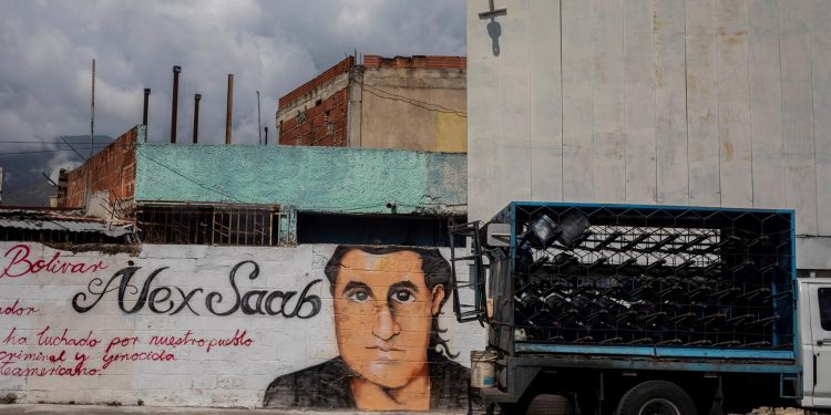 Un pequeño camión pasa junto a un grafiti con la imagen del rostro de Alex Saab en Caracas (Venezuela), en una imagen de archivo. Foto: Artículo 66 /EFE/ Rayner Peña