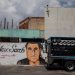 Un pequeño camión pasa junto a un grafiti con la imagen del rostro de Alex Saab en Caracas (Venezuela), en una imagen de archivo. Foto: Artículo 66 /EFE/ Rayner Peña