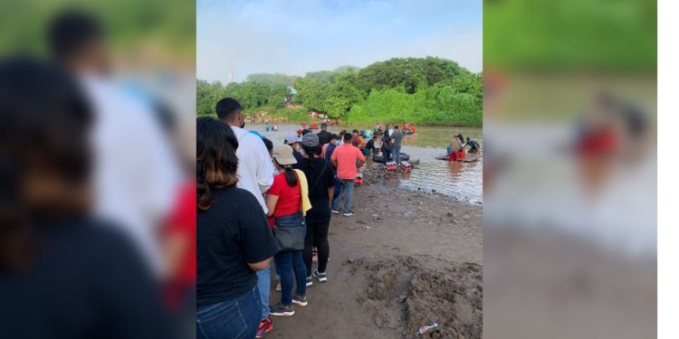 Miles de nicaragüenses cruzan el río Somotillo para vacunarse contra el COVID-19 en Honduras. Foto: Artículo 66 / Cortesía