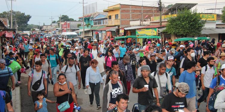 Migrantes caminan en caravana hoy, por el municipio de Huehuetán, en el estado de Chiapas (México). EFE / Artículo 66.