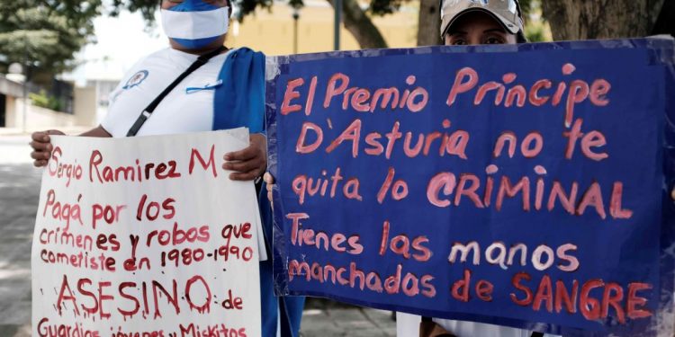 Protesta en Costa Rica contra ciudadanía honoraria de Sergio Ramírez