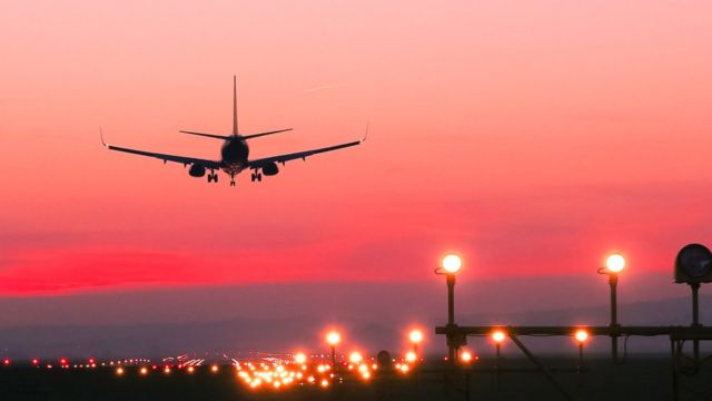 A pesar del buen ritmo de la recuperación, se espera que en este año "el transporte aéreo internacional esté todavía un 60 % por debajo de lo que era en 2019" y "en los mercados domésticos va a estar un 20 % por debajo". Foto: BBC.