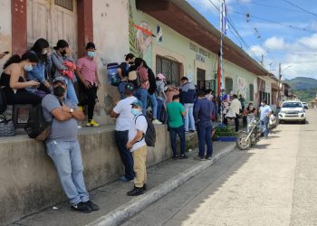 Vacunación masiva de Nicaragüenses en Honduras que desean acceder a su dosis de Pfizer y Moderna. Foto: Internet