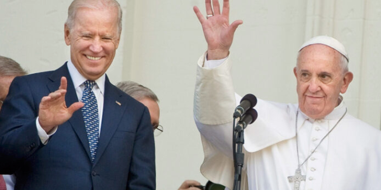 Presidente Biden se reúne con el Papa Francisco en un encuentro histórico