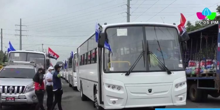 Dictadura usa entrega de buses rusos para hacer campaña política. Foto: Artículo 66 / Gobierno