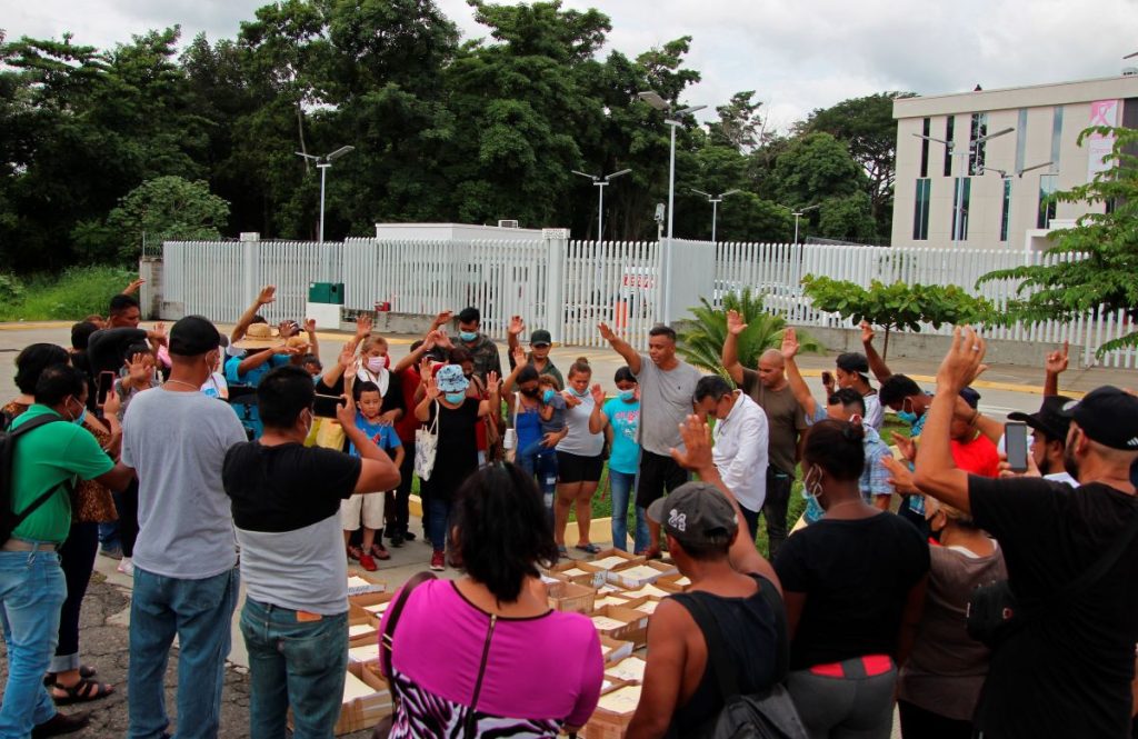 Migrantes entre ellos nicaragüenses salen en caravana hacia capital de México