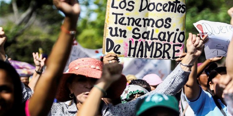 Maestros renuncian en venezuela por salarios miserables, según oposición