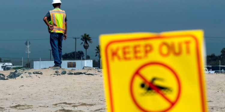 Vertido de crudo en California obliga al cierre de playas y pesca