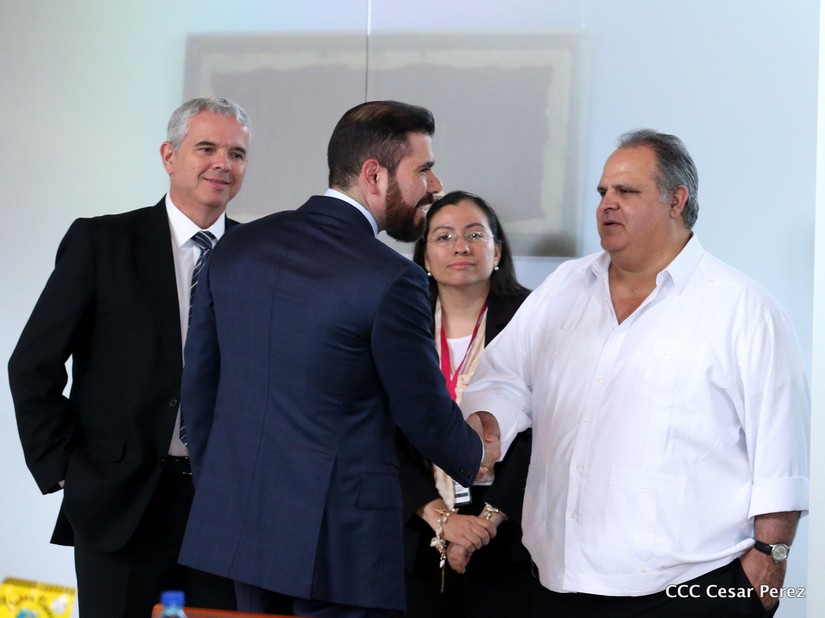 César Zamora junto a Laureano Ortega, hijo de los dictadores Daniel Ortega y Rosario Murillo. Foto: Medios Oficialistas