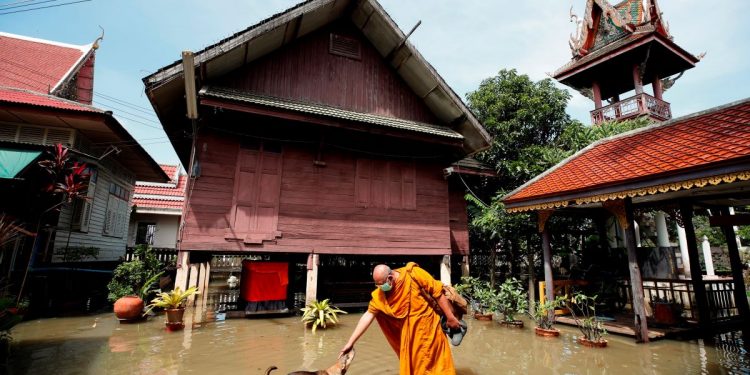Casi un millón de afectados por inundaciones en Tailandia