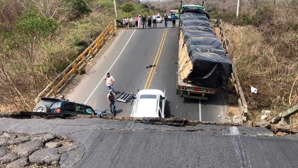 Tres heridos y tres vehículos atrapados en derrumbe de puente en Ecuador