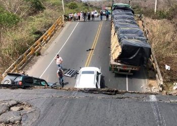 Tres heridos y tres vehículos atrapados en derrumbe de puente en Ecuador