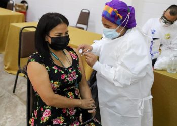 Fotografía de archivo en la que se registró el proceso de vacunación contra la covid-19 de una mujer en Tegucigalpa (Honduras). Foto: Artículo 66 / EFE/Gustavo Amador