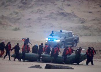 31 migrantes se ahogan en naufragio intentando llegar a Reino Unido