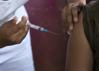 OPS mantiene que Nicaragua aún no alcanza ni el 20% de vacunación. Foto: Artículo 66 / EFE