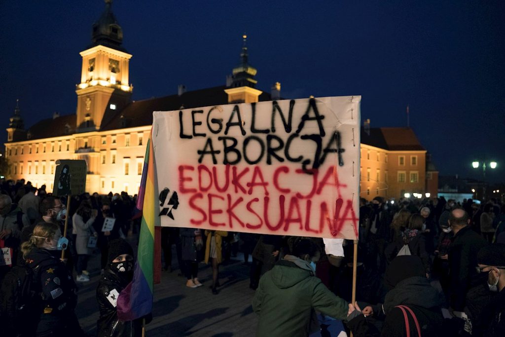 Muere embarazada por negarle un aborto y desata protestas en Polonia