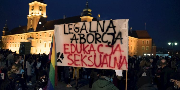Muerte de embarazada a la que se le negó un aborto desata protestas en Polonia