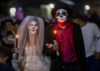 Personas disfrazadas participan en la celebración de los Agüizotes hoy, en Masaya (Nicaragua). EFE/ Jorge Torres