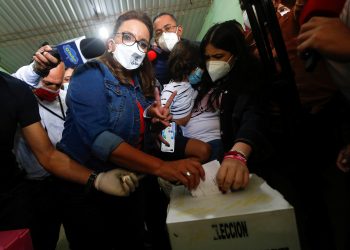 Esposa de Manuel Zelaya y candidata a la presidencia de Honduras llama a votar