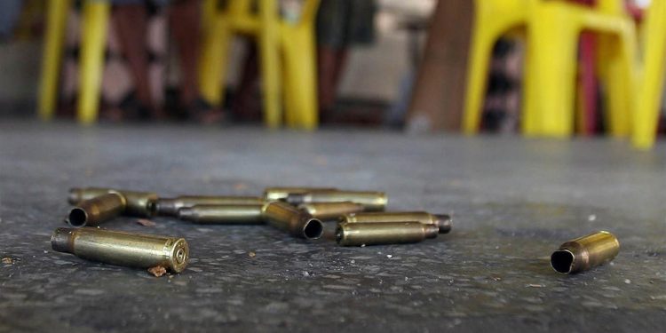 Varios casquillos de fusil en el suelo, en una fotografía de archivo. EFE/ Antonio Lacerda