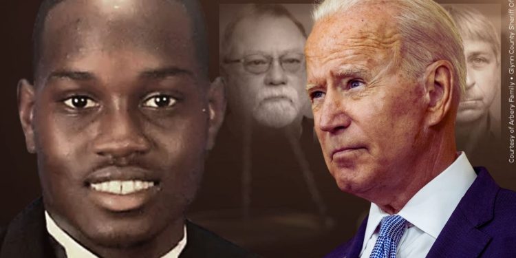 Condenan a tres hombres por matar a un joven negro, Biden dice que no es suficiente