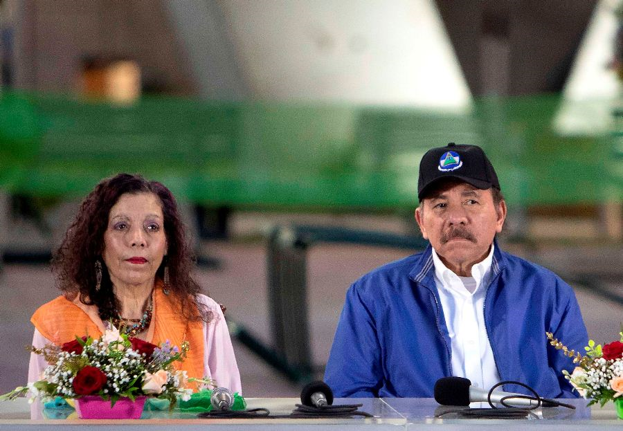 Dictador Daniel Ortega, junto con su «copresidenta», Rosario Murillo. Foto: END
