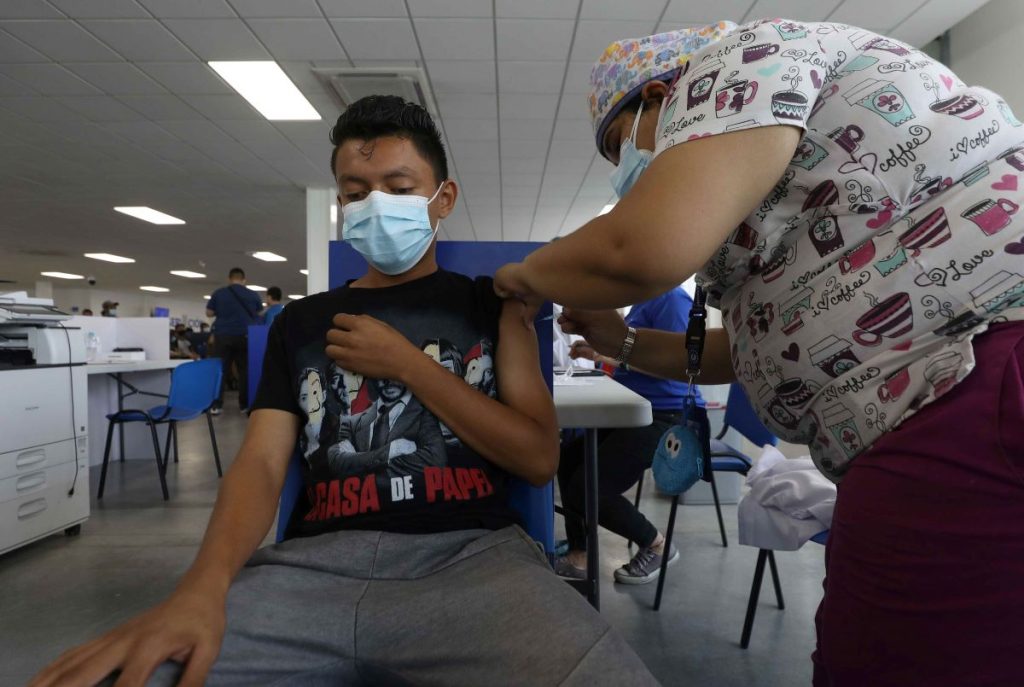 El Salvador compra un nuevo lote de Pfizer y llega 13 millones de dosis