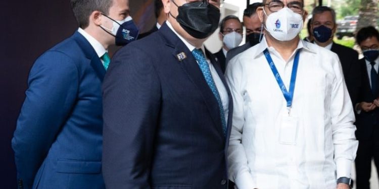 Iván Pérez Acuña (camisa blanca) junto al presidente de Honduras. Foto: Tomada de internet