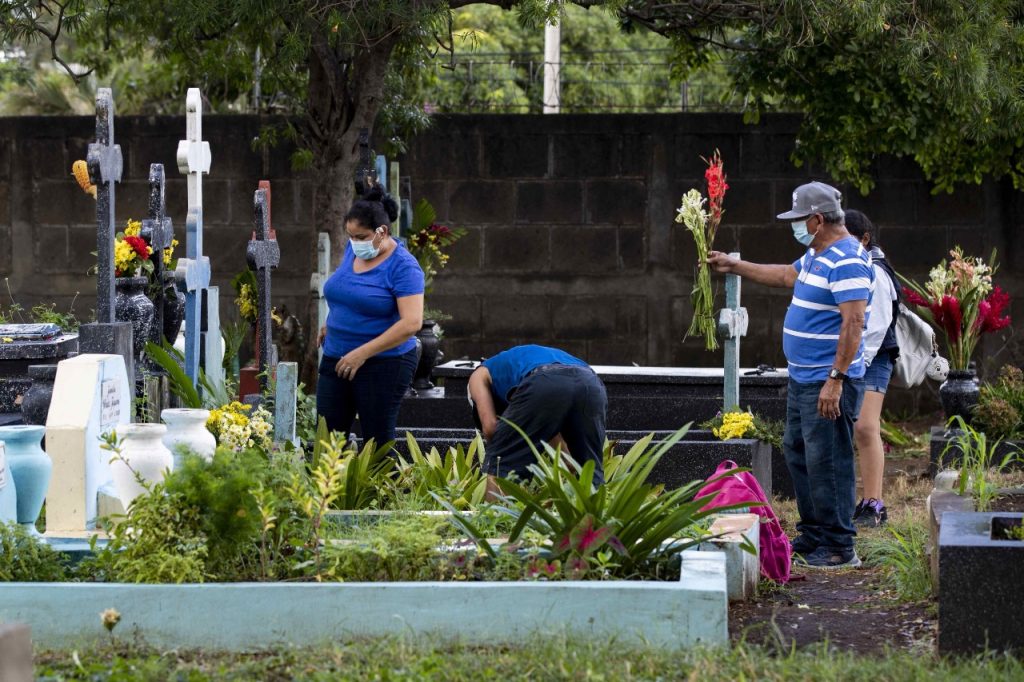 Pandemia y «tristeza generalizada» reducen visita a cementerios este Día de los Difuntos