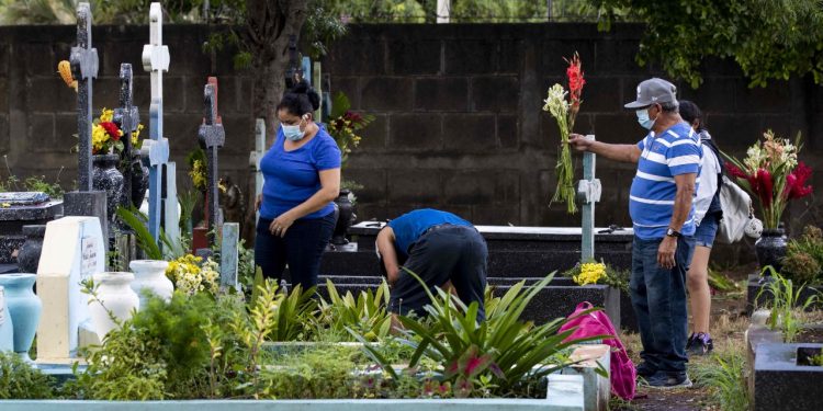Pandemia y «tristeza generalizada» reduce visita a cementerios este Día de los Difuntos. Foto: EFE.