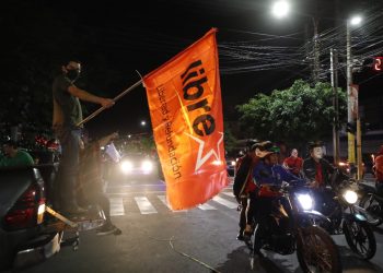 Xiomara Castro gana elecciones en Honduras y sus partidarios se lanzan a las calles a celebrar. Foto: EFE.