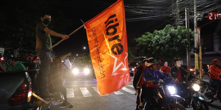 Xiomara Castro gana elecciones en Honduras y sus partidarios se lanzan a las calles a celebrar. Foto: EFE.