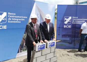 El ministro de Hacienda de Nicaragua, Iván Acosta, junto al presidente ejecutivo del BCIE, Dante Mossi, colocando la primera piedra de lo que será la nueva sede de ese Banco en Managua. Foto: Tomada de internet