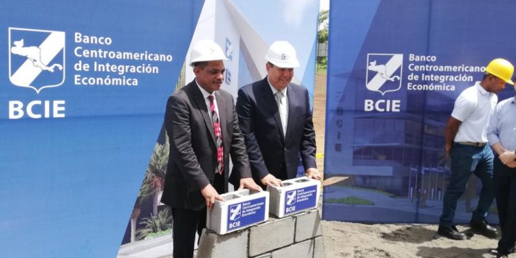 El ministro de Hacienda de Nicaragua, Iván Acosta, junto al presidente ejecutivo del BCIE, Dante Mossi, colocando la primera piedra de lo que será la nueva sede de ese Banco en Managua. Foto: Tomada de internet