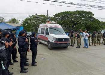 Una ambulancia sale hoy de la penitenciaría de Guayaquil (Ecuador). Foto: Artículo 66/EFE